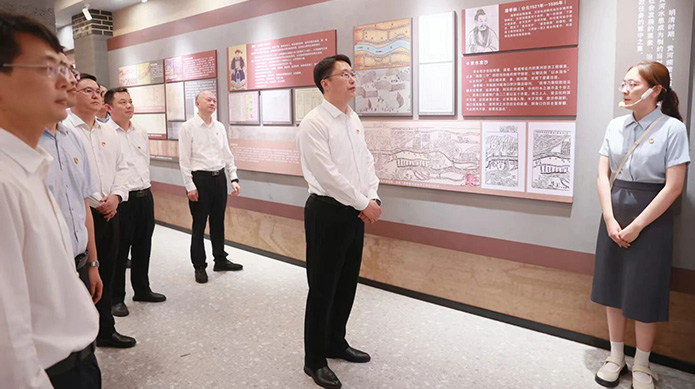 县委常委会赴故道文化大院开展现场教学